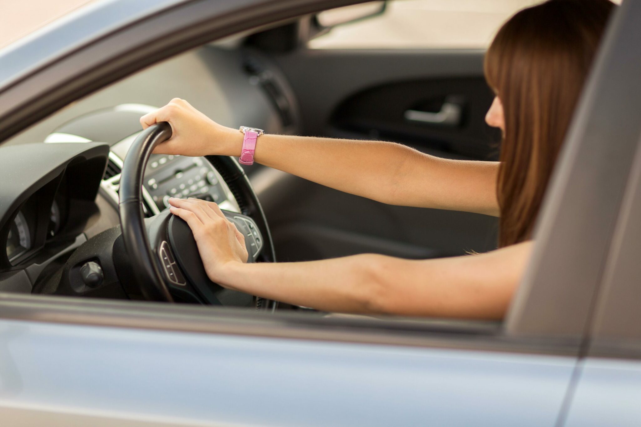 Personne Poussant Le Klaxon Tout En Conduisant Assis Sur Un Volant Appuyez  Sur Le Klaxon De La Voiture Pour Avertir Les Autres Personnes Dans Le  Concept De La Circulation