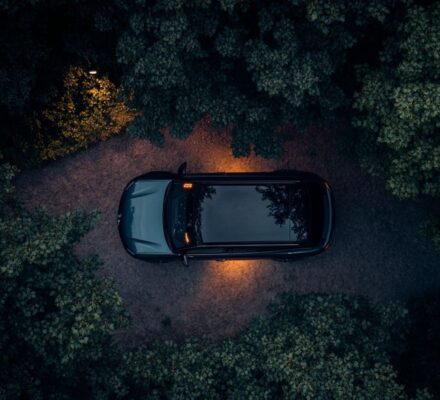 Comment interpréter le voyant service de la Peugeot 208 en cas de problème ?