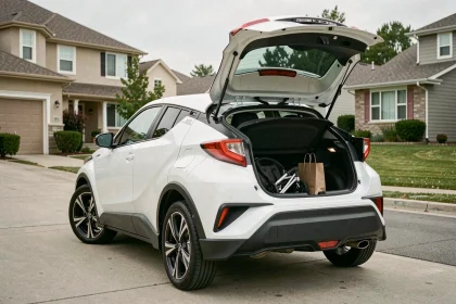 Coffre Toyota C-HR ouvert avec une poussette pliée à l'intérieur, vue arrière en trois quarts