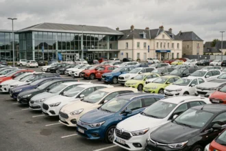 Vue panoramique d'un parking d'agences de location de voitures dans les Hauts-de-France avec une flotte variée de véhicules alignés devant une agence moderne