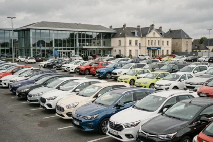 Vue panoramique d'un parking d'agences de location de voitures dans les Hauts-de-France avec une flotte variée de véhicules alignés devant une agence moderne